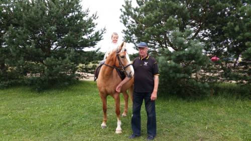 Valdu ja tema pojatütar Marret-Lee, kes on samuti tõsiselt hobusepisikuga nakatunud. Hobune on mära Riva 4389 E.