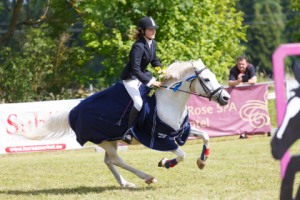 Eeva Helga Kupits - AROOMI @ Kaali jarve mangud, 9.07.2016 © Author: Kylli Tedre / www.kyllitedre.com